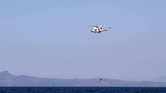 直升机从海上营救潜水员
