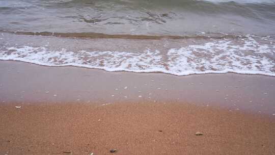 海水拍打在沙滩上