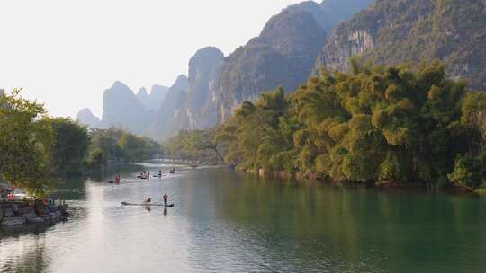 山水间竹筏漂流风景