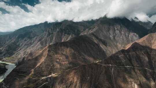 云南德钦山区荒凉大山云雾斑驳光影