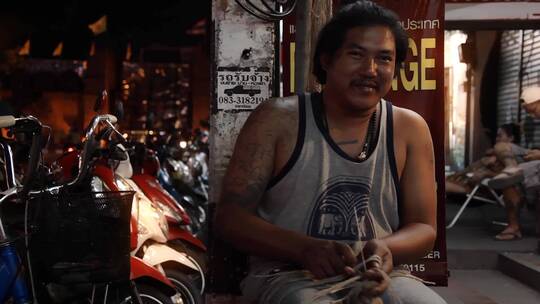泰国旅游视频夜晚泰国街头手工艺人