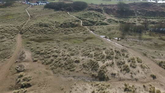 英国湖区海岸上一些沙丘的鸟瞰图。视频素材模板下载