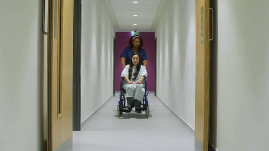 护士推着轮椅上的病人视频素材模板下载