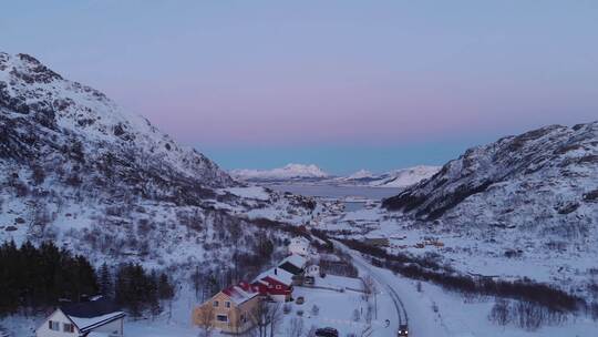 4K冬日风景雪景雪山湖面云彩海面房屋