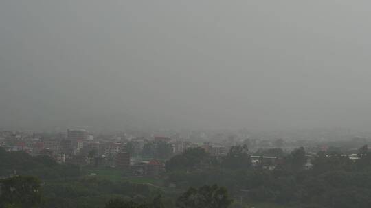 小镇阴天乡村雨天阴天农村下雨天阴雨天乌云