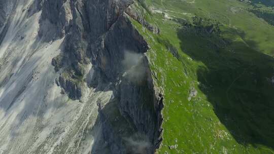 航拍巍峨山脉与葱郁山坡