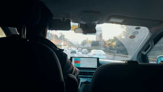 开车驾驶室主观镜头车窗外跟车距离视频素材模板下载