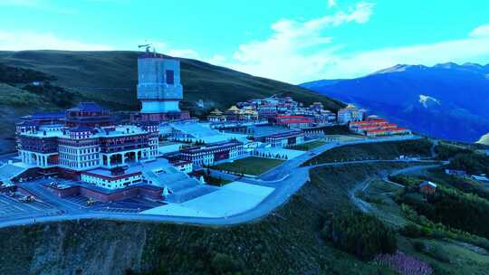 山间大型建筑群落鸟瞰全景