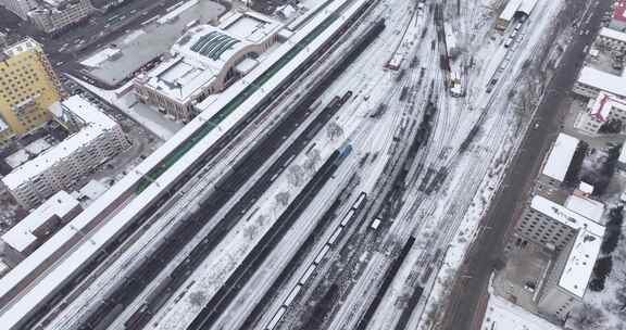 航拍冬季被雪覆盖的铁路轨道