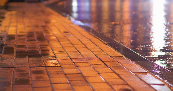 夜晚下雨雨景