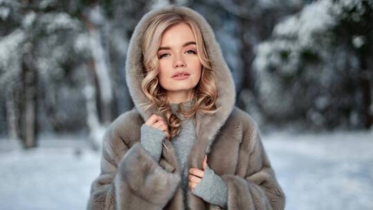 女模特站在雪地里拍摄
