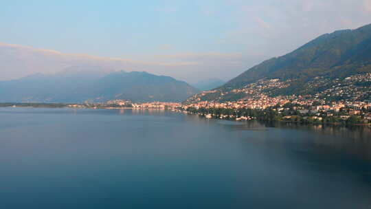 洛迦诺湖畔的空中方法，背景是山脉，瑞士，马吉湖