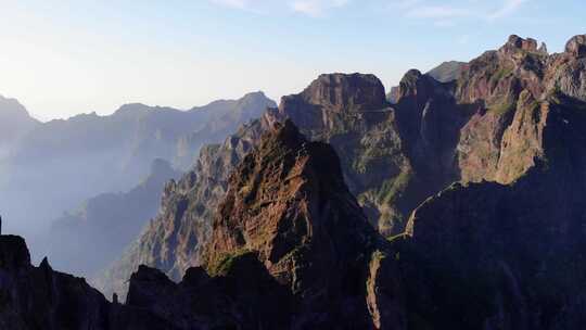 从俯瞰广阔山区的空中轨道无人机拍摄的米拉