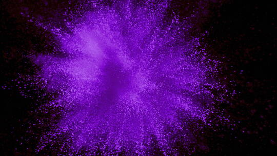 紫色粉末在黑色背景上爆炸