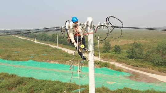 电力维修航拍工人高空巡线作业电线杆布线