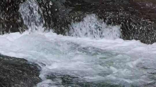 清澈的河流溪流泉水流水水花山泉水