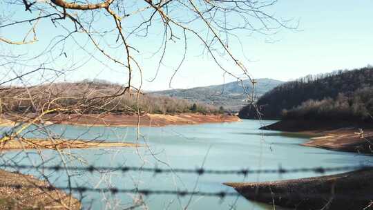 山间湖泊自然景色