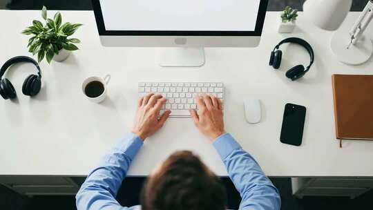 办公人员桌面电脑前工作场景