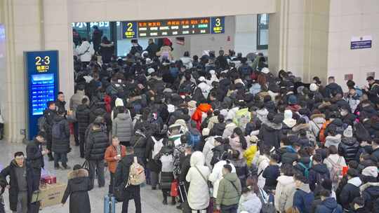 哈尔滨火车站检票口 乘客检票上车