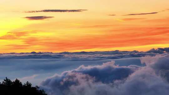 唯美日出云海夕阳朝晚霞火烧金色高山顶素材