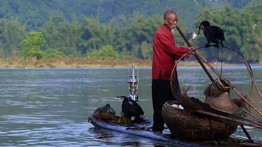 桂林山水渔翁竹筏