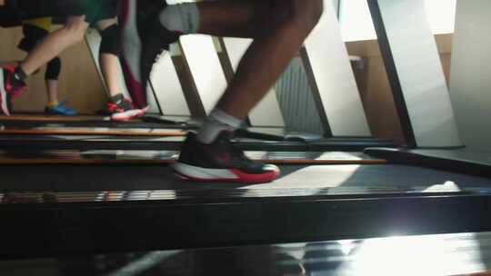 健身房锻炼健身跑步机脚步特写