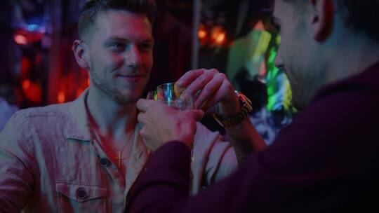 酒吧里喝酒的男人视频素材模板下载