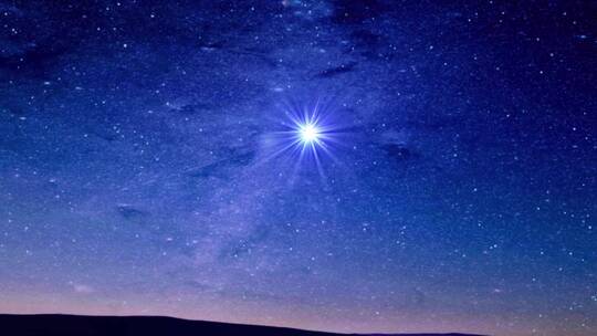 深夜山谷上美丽蓝色的星空背景元素