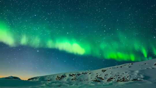 雪山夜空下的极光美景