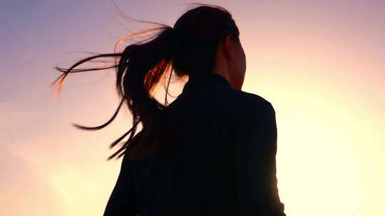 女生奔跑 孤勇者 起跑特写 奔跑背影