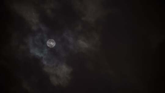 夜空中多云的月亮