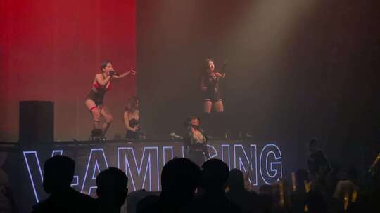 夜店酒吧现场演绎挥舞灯光棒的年轻人慢动作