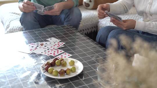 4K家人一起打扑克牌休闲娱乐3视频素材模板下载