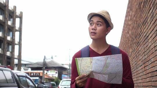 男孩在旅游时查看地图