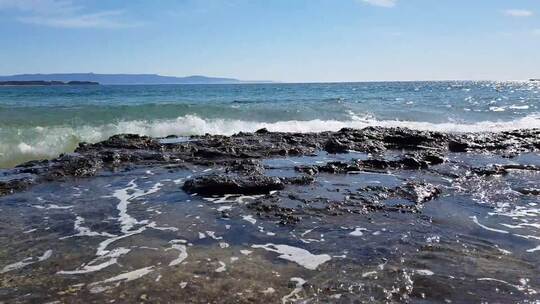 海浪冲击海岸边的岩石视频素材模板下载