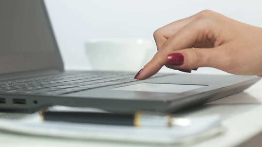 女性在笔记本电脑上使用指点设备视频素材模板下载