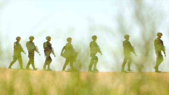 特种兵在沙漠沙地中行军 迷彩服 队伍组镜