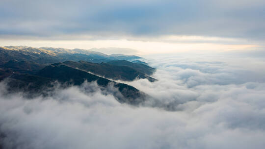 三峡巫峡段高山云海风光
