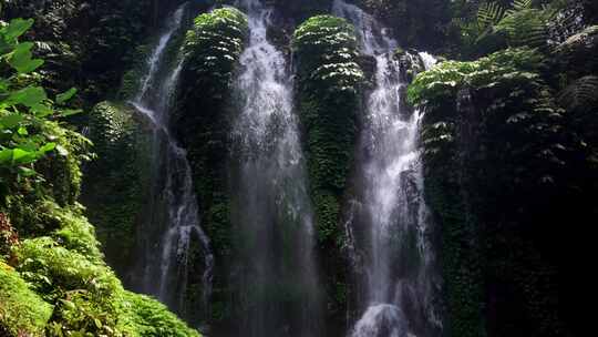 印度尼西亚巴厘岛班尤瓦纳阿梅塔瀑布景色的