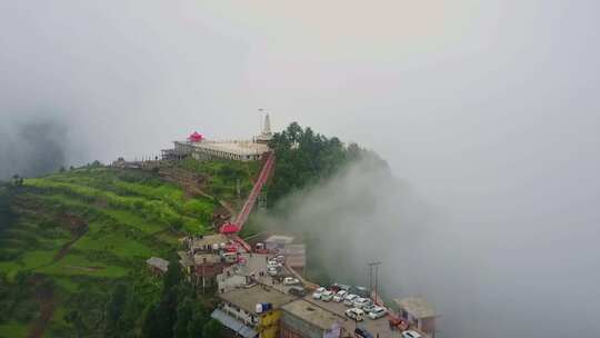 多云天空中Vaishno Devi寺庙的