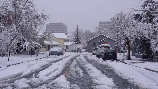 马路上房顶上都被厚厚的积雪覆盖