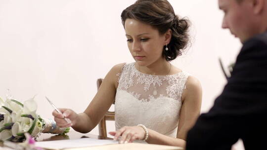新娘在登记处签署结婚证