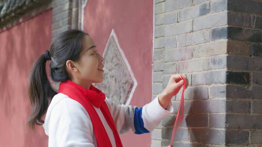 亚洲中国人女性女人过年贴春联贴福字