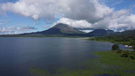 哥斯达黎加阿雷纳火山国家公园的无人机视频