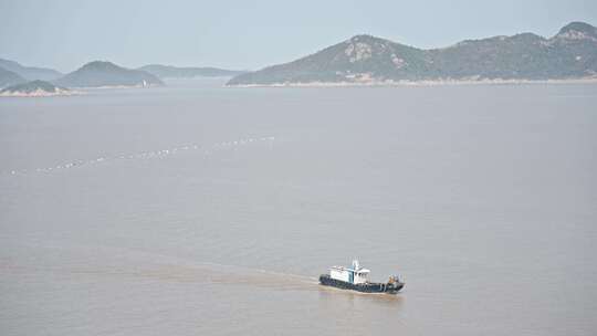 渔船在海中行驶宁波象山石浦镇