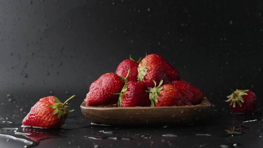 慢镜头拍摄清水冲洗有机新鲜爆浆草莓