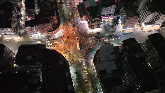 夜晚十字路口车流晚上城市路口交通航拍车辆