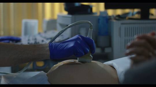 医生用超声波检查孕妇视频素材模板下载