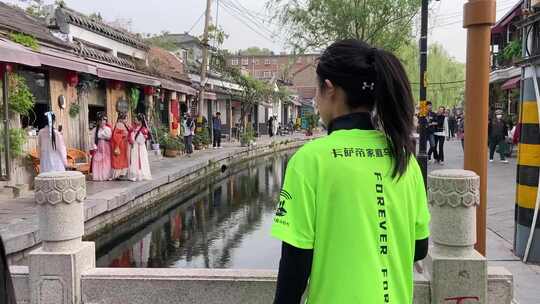 跑步爱好者女孩，济南大明湖景区跑步