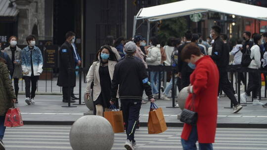 疫情下的成都街头行人戴口罩慢镜头过马路